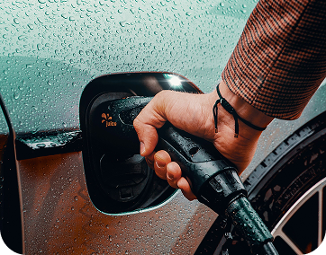 Main branchant un câble de recharge